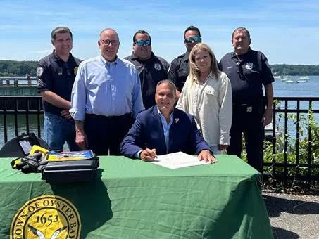 (Photo courtesy of the Town of Oyster Bay) Supervisor Signs Executive Order Restricting Speed Limit in
Oyster Bay Harbor for July 4th